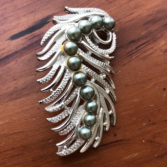 Sarah Coventry Silvertone Ear Cuff - Picture 2 of 4